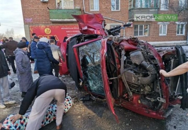 Жители Ростовской области перевернулись в Кропоткине на кабриолете Ford Mustang