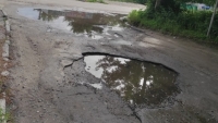 Жители Барнаула пожаловались на разбитые дороги в городе
